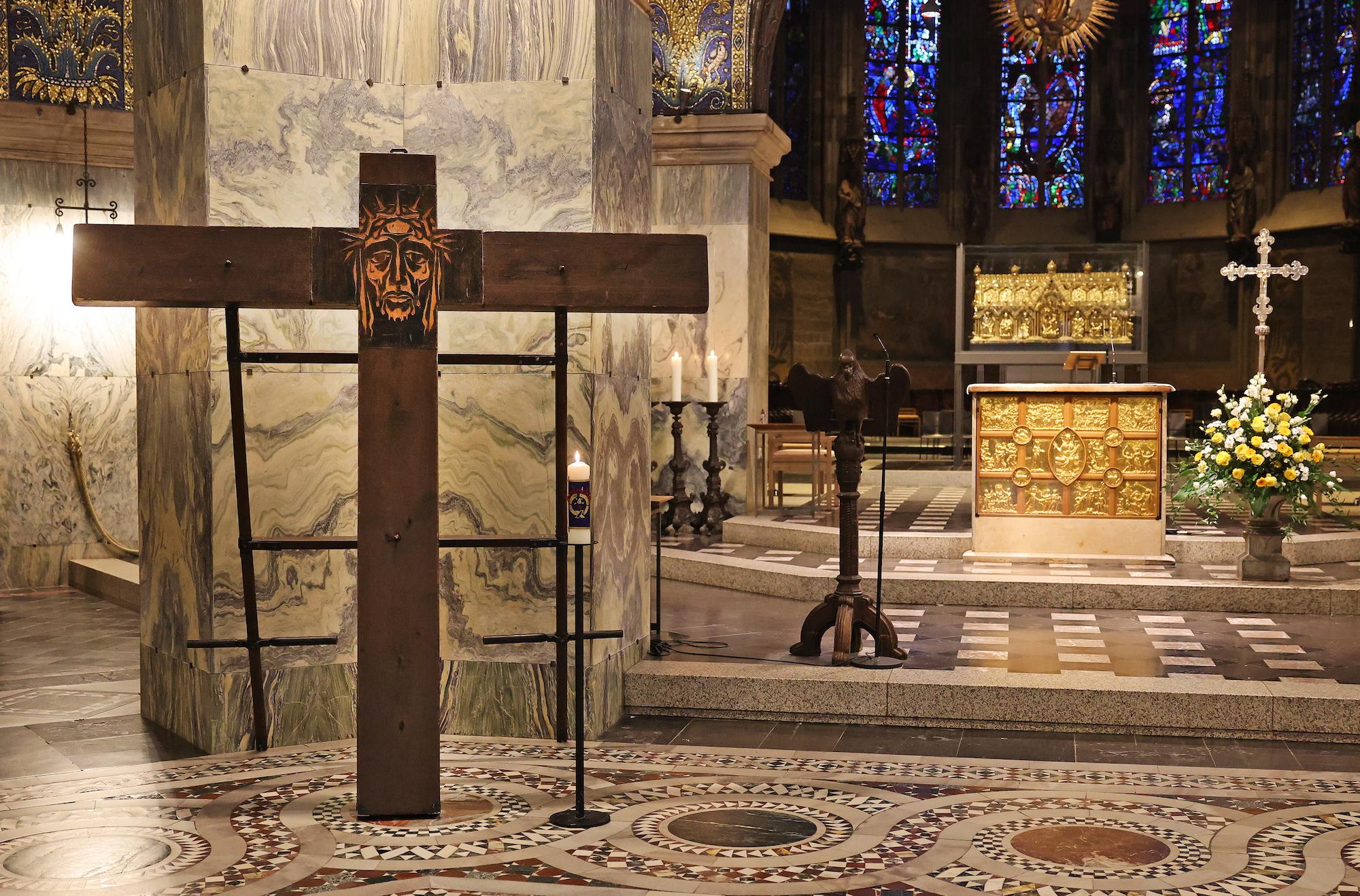 Während der Fastenzeit finden im Aachener Dom an vier Sonntagen Gebete vor dem Aachener Friedenskreuz statt.