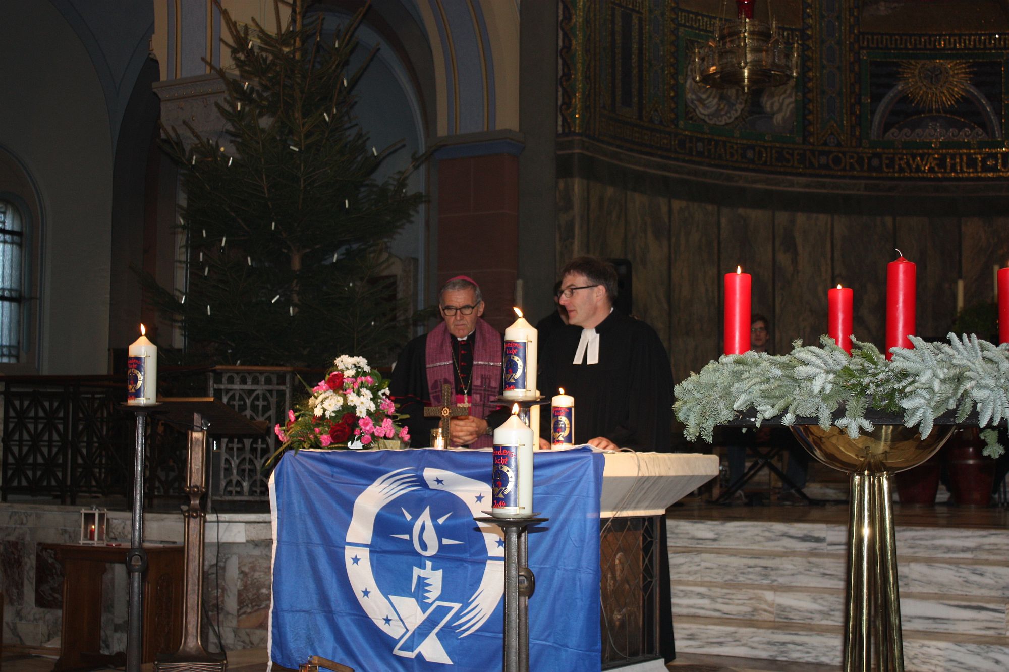 Bischof Bündgen und Pfarrer Obrikat beim Schlusssegen (c) DPSG Aachen