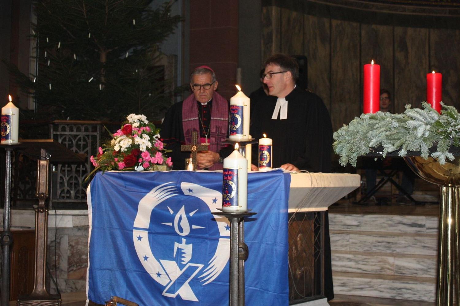 Bischof Bündgen und Pfarrer Obrikat beim Schlusssegen