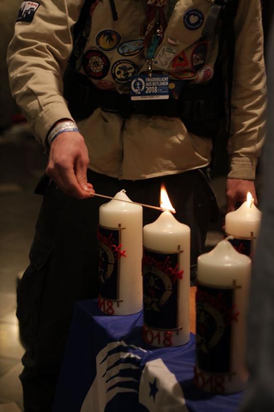 Ein Pfadfinder verteilt die Flamme aus Betlehem (c) DPSG