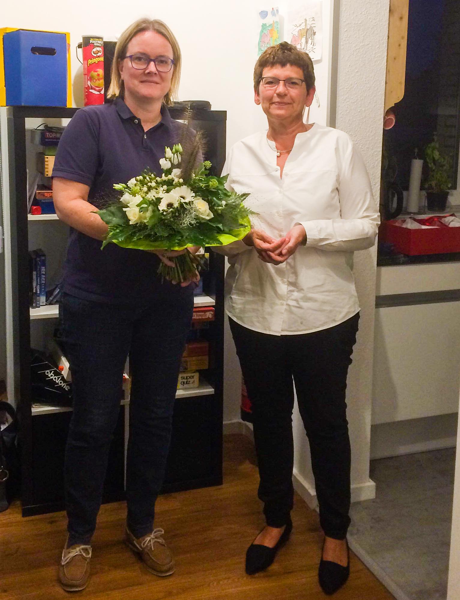 Auf dem Foto gratuliert Jutta Pitzen der neuen Vorsitzenden Anne Embser zur Wahl