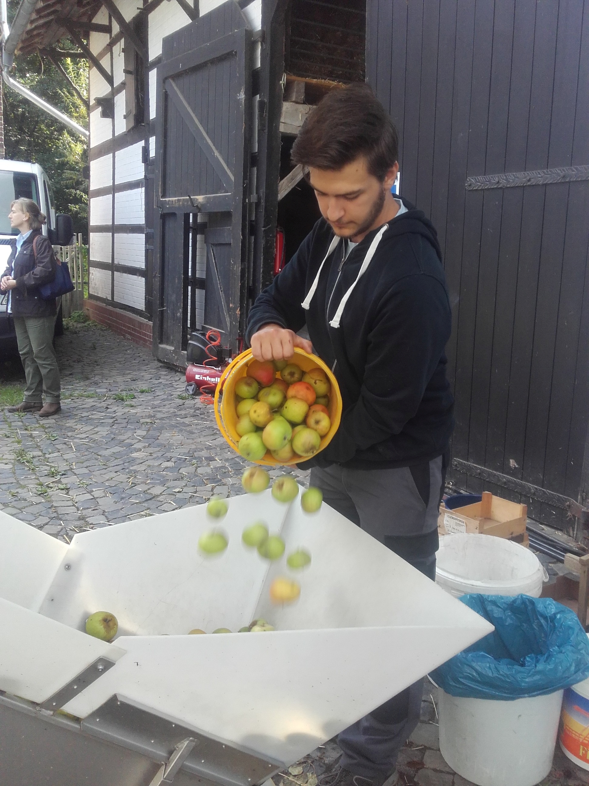 Patrick Schröpfer an der Apfelpresse (c) DPSG