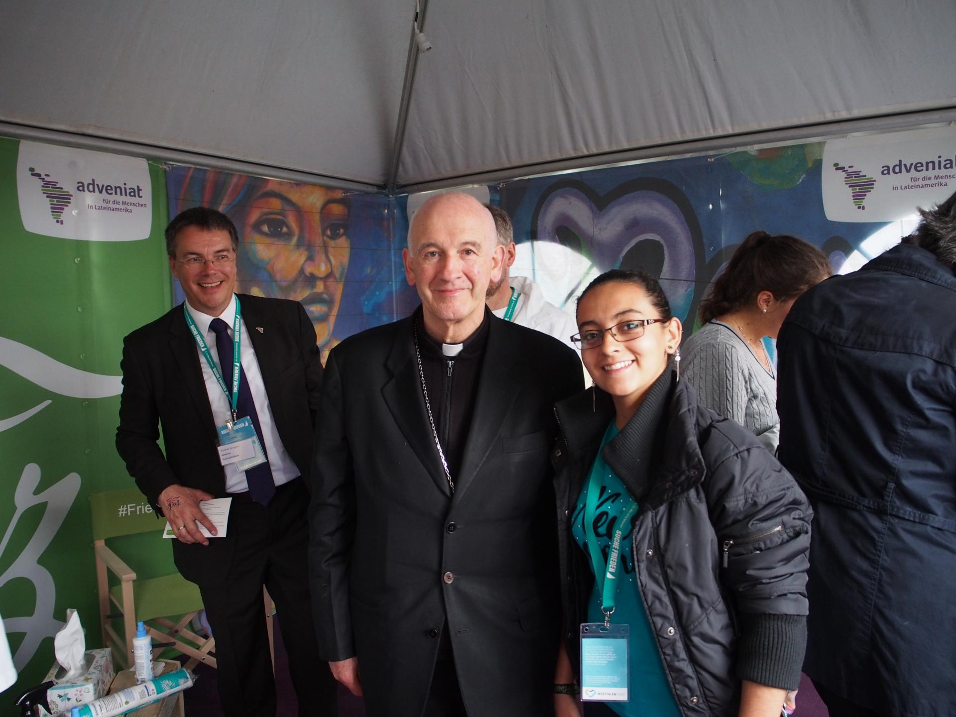 Tatiana Cortes mit Erzbischof Quiroga (c) dpsg